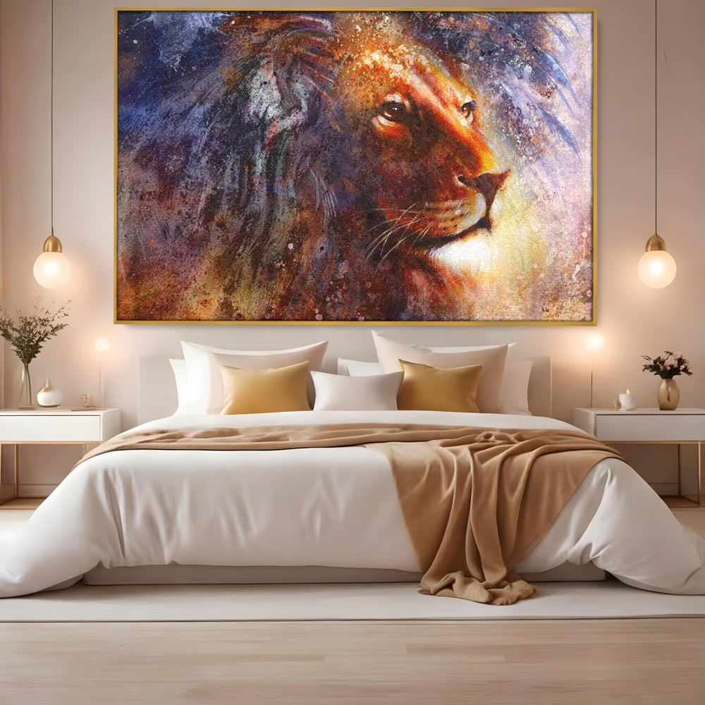 Tablou canvas cu tablou canvas cu leu in nuante cosmice, in rama de aluminiu auriu, pe perete intr-un dormitor